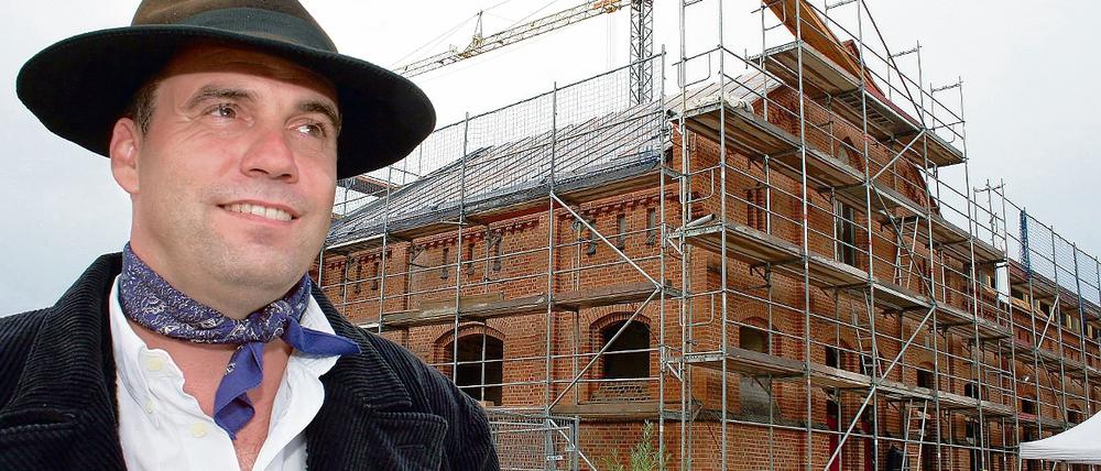 Pferdeställe zu Komfortwohnungen. Zimmermann Raoul Müller gestern beim Richtfest für das Kaiser-Wilhelm-Karree. Die 24 Wohnungen, die Investor Lorenz Bruckner hier plant, werden zu Quadratmeterpreisen bis 2890 Euro verkauft.