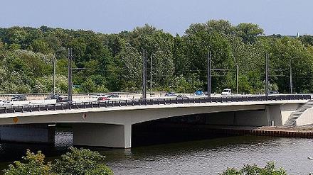 Nur zur Hälfte geheilt. Die stadtauswärtige Seite der Humboldtbrücke mit der Tramtrasse steht kurz vor dem Sanierungsende. Wann die zweite Hälfte des 1982 fertiggestellten Bauwerks in Angriff genommen wird, ist laut Bauleitung ungewiss. Doch der sogenannte Betonkrebs zerfrisst die Brücke, der Zustand ist mittlerweile kritisch.
