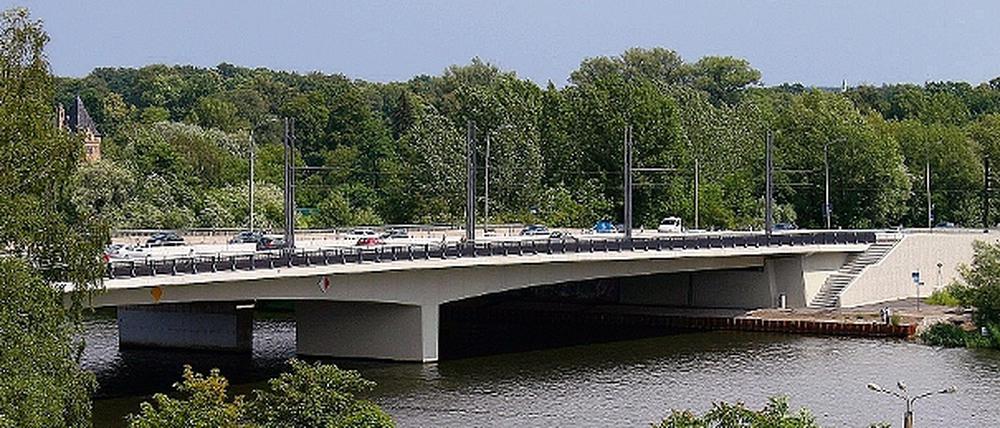 Nur zur Hälfte geheilt. Die stadtauswärtige Seite der Humboldtbrücke mit der Tramtrasse steht kurz vor dem Sanierungsende. Wann die zweite Hälfte des 1982 fertiggestellten Bauwerks in Angriff genommen wird, ist laut Bauleitung ungewiss. Doch der sogenannte Betonkrebs zerfrisst die Brücke, der Zustand ist mittlerweile kritisch.