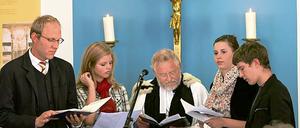 Sie sprachen gestern Abend das Nagelkreuzgebet: Stadtkirchenpfarrer Markus Schütte (l.), Reverend Robin Youett und Mitglieder der Jungen Gemeinde der Friedenskirche .