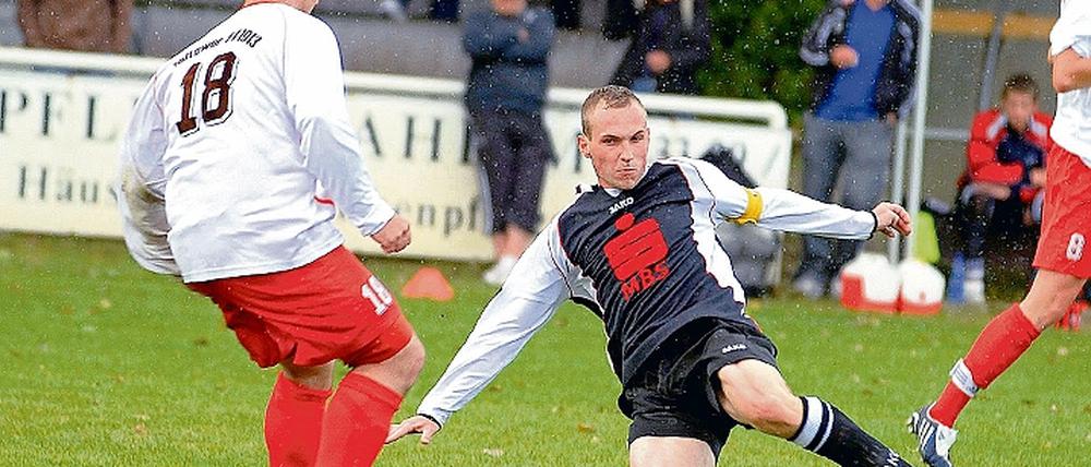 Traf zweimal. Fortuna-Kapitän Robert Jenner (r.) im Duell mit Dennis Patscha.