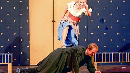 Kraftvoll geht Magd Dorine (Sterica Rein) zu Werke und zwingt Tartuffe (Wolfgang Mondon) zu Boden: Das tut sie erneut vom 10. bis 12. 9. um 19.30 Uhr.