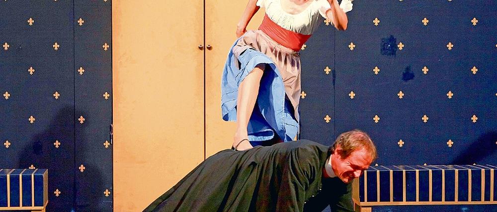 Kraftvoll geht Magd Dorine (Sterica Rein) zu Werke und zwingt Tartuffe (Wolfgang Mondon) zu Boden: Das tut sie erneut vom 10. bis 12. 9. um 19.30 Uhr.