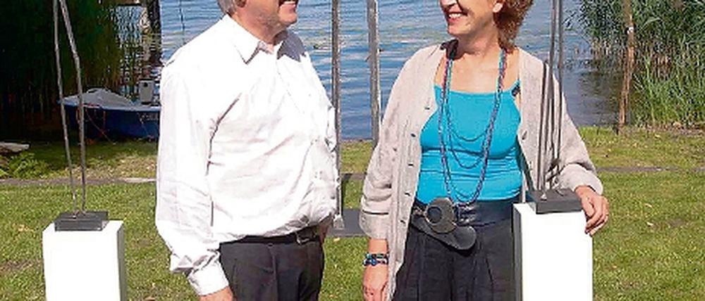 Melanie und Johannes Haape von der Kunstremise: Am Ufer des Templiner Sees sind Skulpturen von Rainer Fürstenberg ausgestellt.