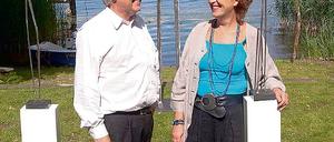 Melanie und Johannes Haape von der Kunstremise: Am Ufer des Templiner Sees sind Skulpturen von Rainer Fürstenberg ausgestellt.