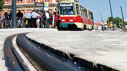 Mit einer alten Tatra-Tram ließen sich Jakobs und Dellmann zur neuen Haltestelle am Alten Markt fahren.