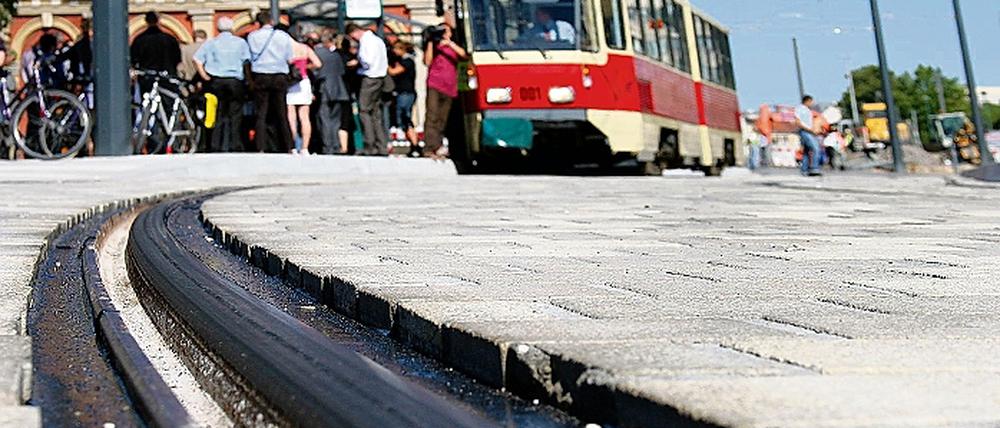 Mit einer alten Tatra-Tram ließen sich Jakobs und Dellmann zur neuen Haltestelle am Alten Markt fahren.