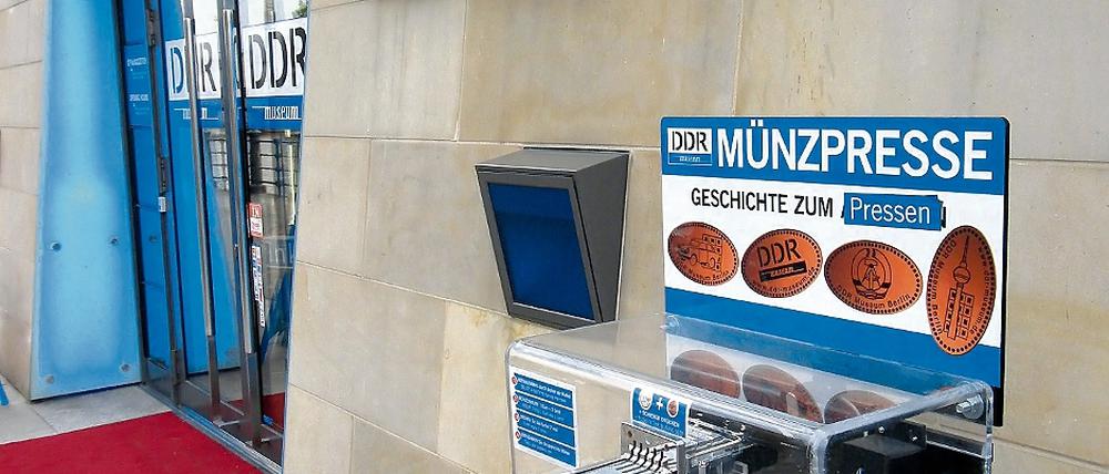 Aus einem Land vor unserer Zeit. In dem Trabi dürfen die Besucher Probe sitzen, an anderer Stelle können sie den Leipziger Lipsi nachtanzen oder Tischfußball spielen.