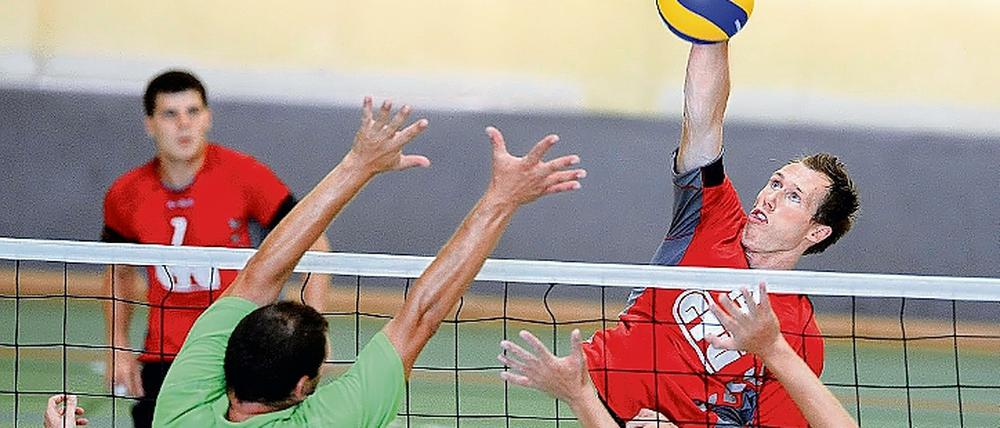 Heimsieg. Potsdams Waldstadt-Volleyballer  hier Jan-Eyk Mach am Ball im Spiel gegen den VFH Potsdam  gewannen am Samstag ihr traditionelles Turnier.