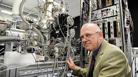 Wissenschaftler mit Leib und Seele. Ingolf Hertel am Time of Flight Massenspektrometer im Max-Born-Institut in Adlershof.
