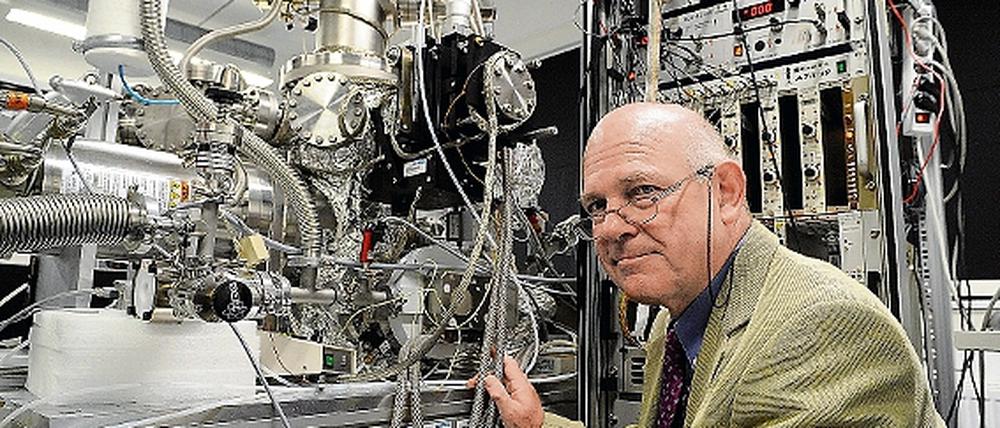 Wissenschaftler mit Leib und Seele. Ingolf Hertel am Time of Flight Massenspektrometer im Max-Born-Institut in Adlershof.