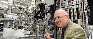 Wissenschaftler mit Leib und Seele. Ingolf Hertel am Time of Flight Massenspektrometer im Max-Born-Institut in Adlershof.