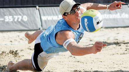 Mit aller Macht zum Ball. Jonathan Erdmann am Timmendorfer Strand.