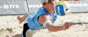 Mit aller Macht zum Ball. Jonathan Erdmann am Timmendorfer Strand.