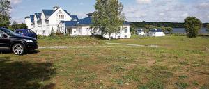 Der Bauplatz für die beiden Neubauten an der Straße Am Schwielowsee dient derzeit als wilder Parkplatz. Im Hintergrund die Pfahlhäuser, das Eventcenter und das Hotel Seaside Garden.