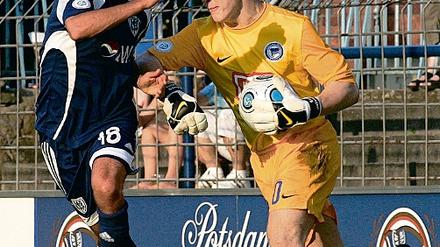 Besuch bei alten Kumpels. Erkan Kilicaslan (l.)  hier im Zweikampf mit Hertha II-Keeper Christopher Gäng  will bei seinem einstigen Verein FC Oberneuland ein Tor für die Babelsberger schießen.