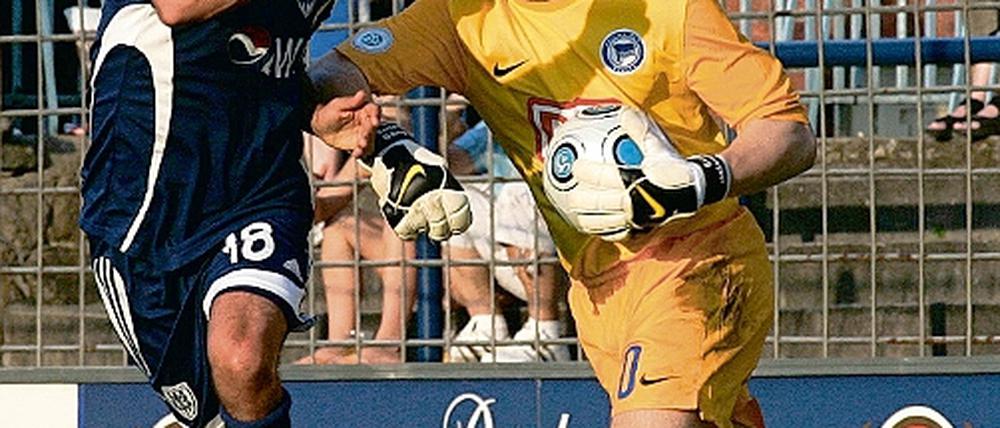 Besuch bei alten Kumpels. Erkan Kilicaslan (l.)  hier im Zweikampf mit Hertha II-Keeper Christopher Gäng  will bei seinem einstigen Verein FC Oberneuland ein Tor für die Babelsberger schießen.