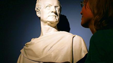 Den Kanzler im Blick. Eine Besucherin betracht eine Büste von Karl August von Hardenberg.