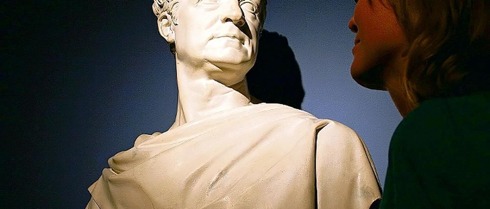 Den Kanzler im Blick. Eine Besucherin betracht eine Büste von Karl August von Hardenberg.