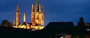 Die spitzenreiche neugotische Heilig-Geist-Kirche in Werder in abendlicher Illumination.