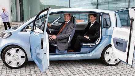 Neue Autos braucht das Land: Thomas Ingenlath zeigte dem Minister den Space up!, einen Mini-Bulli, der mit Brennstoffzelle und E-Antrieb 350 Kilometer weit fährt.