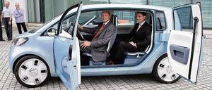 Neue Autos braucht das Land: Thomas Ingenlath zeigte dem Minister den Space up!, einen Mini-Bulli, der mit Brennstoffzelle und E-Antrieb 350 Kilometer weit fährt.