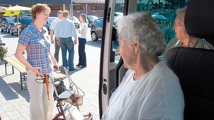 Silke Bogisch erwartet die älteren Kunden vor dem Einkaufsmarkt.