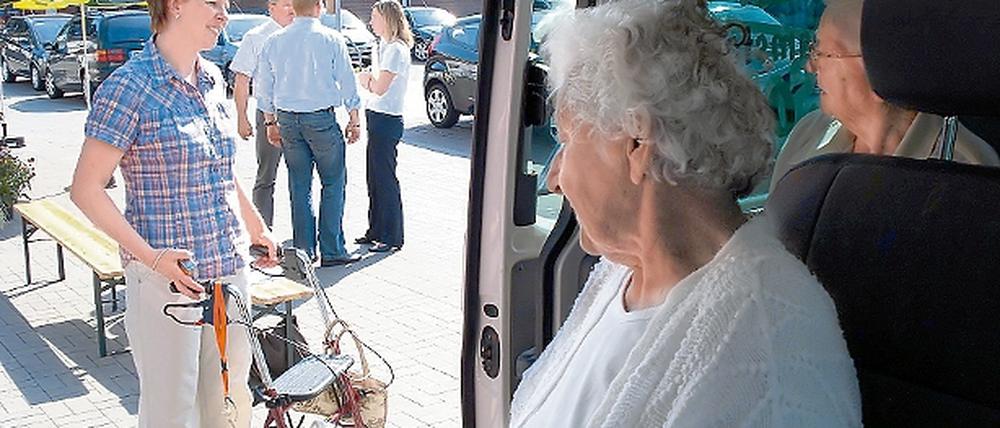 Silke Bogisch erwartet die älteren Kunden vor dem Einkaufsmarkt.