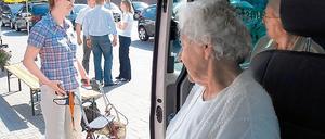 Silke Bogisch erwartet die älteren Kunden vor dem Einkaufsmarkt.