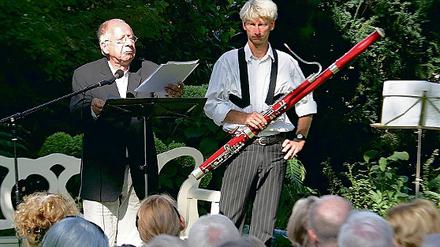 Gefühlvoll. Hans-Jochen Röhrig las mit musikalischer Begleitung.