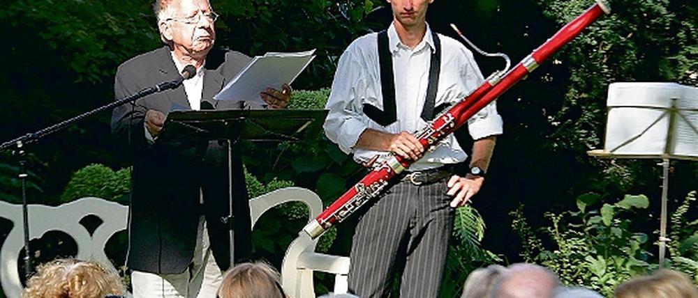 Gefühlvoll. Hans-Jochen Röhrig las mit musikalischer Begleitung.
