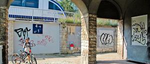 Eine Barriere für Behinderte, Radfahrer und Mütter mit Kinderwagen ist die Bahnunterführung in Wilhelmshorst. Das soll sich demnächst ändern mit Geld von Kreis und Land. Auch gegen die Schmierereien hat man eine Lösung gefunden.
