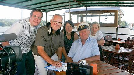 Bootsmann auf der Havel. Schauspieler Jürgen Zartmann (2.v.r.) sprach mit Uwe Fleischer (2.v.l.) und Mediengestalter-Azubis über seine Erinnerungen an die Drehzeit für die DDR-Kultserie Zur See.