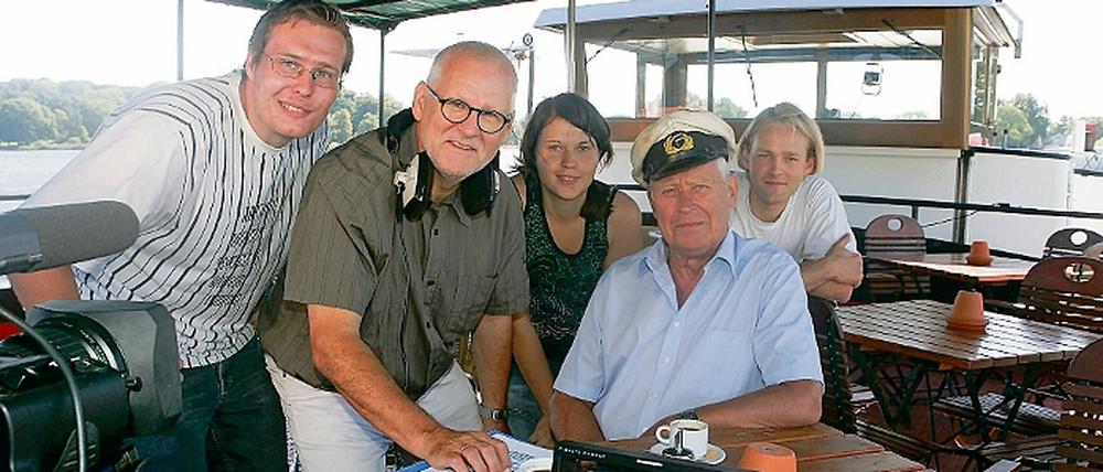 Bootsmann auf der Havel. Schauspieler Jürgen Zartmann (2.v.r.) sprach mit Uwe Fleischer (2.v.l.) und Mediengestalter-Azubis über seine Erinnerungen an die Drehzeit für die DDR-Kultserie Zur See.