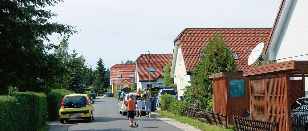 Privatweg. Diese Fahrbahn in Briest gehört einem Mann aus Berlin.