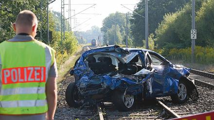 Ein völlig zerstörter Mitsubishi blockierte gestern für Stunden die Gleise am Bahnübergang Kuhforter Damm. Der Fahrer des Wagens hatte offenbar die geschlossene Halbschranke an dieser Stelle missachtet, der Zug raste in das Heck des Fahrzeugs.
