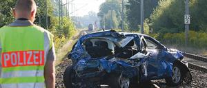 Ein völlig zerstörter Mitsubishi blockierte gestern für Stunden die Gleise am Bahnübergang Kuhforter Damm. Der Fahrer des Wagens hatte offenbar die geschlossene Halbschranke an dieser Stelle missachtet, der Zug raste in das Heck des Fahrzeugs.