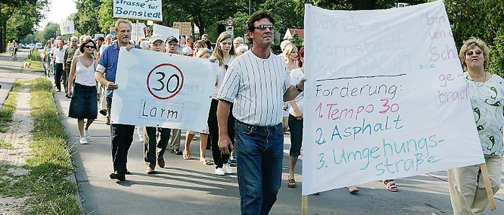 Mit Bannern gegen den Verkehrslärm: Rund 150 Anwohner der Potsdamer Straße demonstrierten gestern Abend für eine rasche Sanierung der Fahrbahn, Tempo 30 und eine Umgehungsstraße. Wegen der Demo war die B 273 an dieser Stelle für eine Stunde nur einspurig befahrbar.