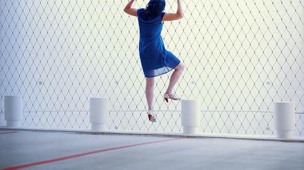 Mensch gegen Architektur. Anja Kozik von der Oxymoron Dance Company des Waschhauses müht sich am Parkhaus in der Schiffbauergasse ab. Der Fotograf Marek Kucera hat sie in seinem Projekt Cold District für die Temporary Art Zone fotografiert.