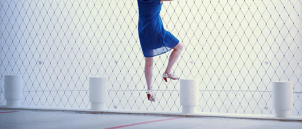 Mensch gegen Architektur. Anja Kozik von der Oxymoron Dance Company des Waschhauses müht sich am Parkhaus in der Schiffbauergasse ab. Der Fotograf Marek Kucera hat sie in seinem Projekt Cold District für die Temporary Art Zone fotografiert.