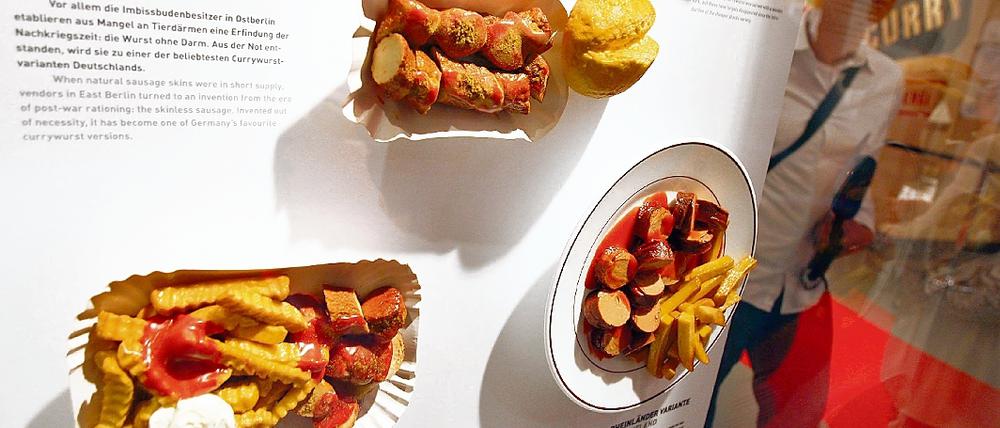 Hier gehts um die Wurst. In einer Vitrine werden verschiedenen Varianten der berühmten Currywurst dargestellt.