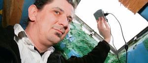 Internet durchs Dachfenster: Thomas Jansen aus Blumenthal bei Wittstock ist Teilnehmer an einem Pilotprojekt zur Übertragung von Internet auf Rundfunkfrequenzen. Noch allerdings stehen Empfangsgeräte nicht in ausreichender Zahl zur Verfügung.
