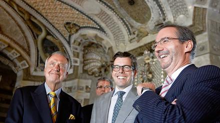 Freude im Grottensaal. Sichtbare Freude bei Kulturstaatsminister Bernd Neumann, dem Stiftungs-Generaldirektor, Hartmut Dorgerloh sowie Brandenburgs Ministerpräsidenten Matthias Platzeck (v.l) über die 155 Millionen Euro für die Rettung nationaler Kulturgüter wie dem Neuen Palais in Potsdam oder dem Berliner Schloss Charlottenburg.