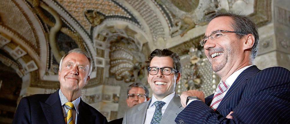 Freude im Grottensaal. Sichtbare Freude bei Kulturstaatsminister Bernd Neumann, dem Stiftungs-Generaldirektor, Hartmut Dorgerloh sowie Brandenburgs Ministerpräsidenten Matthias Platzeck (v.l) über die 155 Millionen Euro für die Rettung nationaler Kulturgüter wie dem Neuen Palais in Potsdam oder dem Berliner Schloss Charlottenburg.