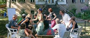 Spaß zwischen Planungsrunden. Mit Wortspielen lernen die Teilnehmer des trilateralen Workshops Our Hands change the world sich auch in Fremdsprachen zu verständigen. Parallel wird gleichzeitig der erste interkulturelle Kunst- und Handwerkermarkt vorbereitet.