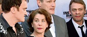Ich liebe Euch!: Quentin Tarantino mit Studio-Vorstand Carl L. Woebcken auf dem Roten Teppich in Berlin (großes Bild), im Hintergrund (2.v.r.) Henning Molfenter, Chef der Studio Babelsberg Motion Pictures. Links Medienboard-Chefin Kirsten Niehuus mit Tarantino und Studio-Vorstand Christoph Fisser, in der Mitte Christoph Waltz, rechts Schneidermeisterin Ute Kanter.