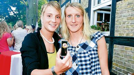 Weltmeisterinnen. Sandra Wiegand (l.) mit Plakette und Anja Mittag.