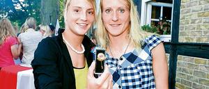 Weltmeisterinnen. Sandra Wiegand (l.) mit Plakette und Anja Mittag.