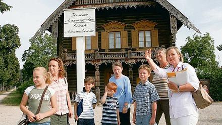 Da wohnt der Oberbürgermeister: Stadtführerin Regina Ebert erzählt Kindern, Eltern und Großeltern aus der Geschichte der Russischen Kolonie Alexandrowka.