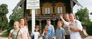 Da wohnt der Oberbürgermeister: Stadtführerin Regina Ebert erzählt Kindern, Eltern und Großeltern aus der Geschichte der Russischen Kolonie Alexandrowka.